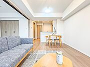【LDK11.3帖】室内には豊かな陽光が注ぎ込み、爽やかな住空間を演出。家具・小物は販売価格に含まれません。