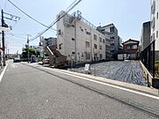 【前面道路-公道約6ｍ-】家の前をまっすぐの通りが走っている。クルマは少なく、人々は毎朝、ウォーキング、ジョギング、犬の散歩など、フリーな朝時間を過ごしている。