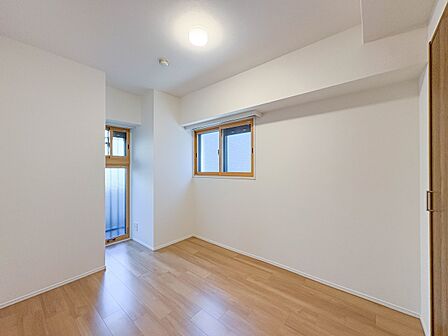 【子供部屋】たっぷりの収納も配備、片付いた空間。陽光も明るく開放的な空間が魅力的