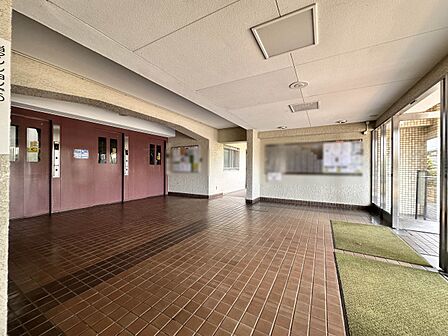 【エントランス】その住居の第一印象となるのがエントランスホールです。訪問されたお客さまをやさしくお迎えします。エントランスホールは、いわば住居の顔です。