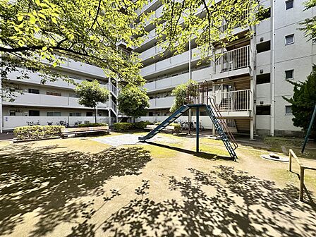 【中庭】生活空間に花や噴水を取り入れるとともに、隣の住人の顔も知らないという都会のマンション生活においては、中庭は貴重なコミュニケーションの場ともなります。