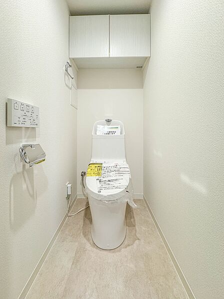 【トイレ】トイレ・ウォシュレット付。快適で衛生的な洗浄機能付温水シャワートイレです。