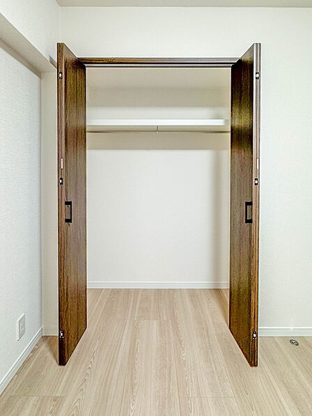 【収納洋室5.4帖】各部屋を最大限に広く使って頂ける様、全居住スペースに収納付。プライベートルームはゆったりと快適に。