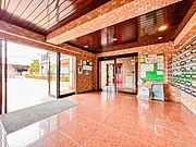 【玄関】玄関はおうちの顔と言われます。玄関アプローチは、外観デザインの印象を左右します。ご家族の個性を出しながら、素敵な玄関でお客様をお迎えしてください。