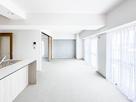 【リビング】 整然とした空間演出、快適な理想の暮らしの実現は家のみの拘りではなく、そこで暮らす方々にとって素敵な環境であることも挙げられると思います。四季折々の変化が奏でる鼓動を楽しんで下…