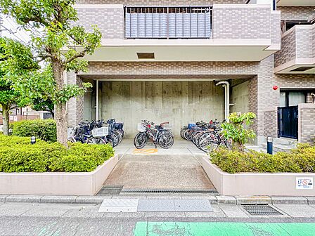 【駐輪場】駐輪場があると自転車を自由に出し入れ出来るので便利。屋根付きで雨にさらされる心配もありません。