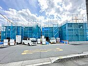 【前面道路】陽当りや通風性など各所に施された工夫で住みやすさを実現。部屋の大きさや周辺環境・街並など、資料には掲載していない情報が現地にはたくさんございます。是非ご確認下さい。