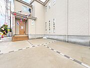 【駐車場】日々の暮らしにマイカーが必要。そんな方は物件の購入条件に駐車場は必須です。通勤に、家族のお迎えに、お買物に、おでかけに、クルマライフを楽しみたい方に。