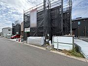 【前面道路】家の前をまっすぐの通りが走っている。クルマは少なく、人々は毎朝、ウォーキング、ジョギング、犬の散歩など、フリーな朝時間を過ごしている。