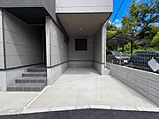 【駐車場】ビルトインガレージなら「野ざらし、雨ざらし、吹きさらし」になりません。汚れやいたみは減り、車の掃除もラクになります。