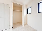 2号棟【収納】壁面クローゼットのメリットは、衣類が横一列に並ぶためひと目で洋服が選びやすいこと。衣類をたくさんお持ちの方も、限られたスペース内に無理なく収納することができます。