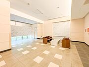 【エントランス】その住居の第一印象となるのがエントランスホールです。訪問されたお客さまをやさしくお迎えします。エントランスホールは、いわば住居の顔です。