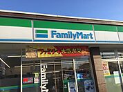 コンビニ 171m ファミリーマート(ファミリーマートの強さは、少量のお惣菜を売るファミデリカとドラッグストアと組んだコラボ。サラダを中心にしたヘルシー食材が充実のコンビニです。)
