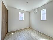 【子供部屋】お子様のお部屋にぴったりなクロークを備えたフローリング仕様の洋室です。