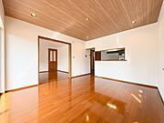 【LDK14帖】リビングにいるお子様と会話をしながら家事ができるカウンターキッチン。いま手があいているか、忙しそうなのか相手の様子を伺いながらコミュニケーションをとる訓練にもなります。