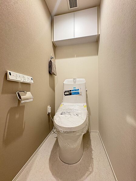 TOTO製のウォシュレット一体型トイレを新調。床はフロアタイルで清潔感を維持。