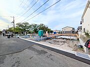 【駐車場】カースペース2台可。車が1台なら、来客用の駐車場や、駐輪スペースとしてご活用ください。