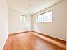 子供部屋：4号棟【子供部屋6帖】お子様のお部屋にぴったりなクロークを備えたフローリング仕様の洋室です。
