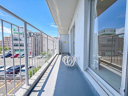 【バルコニー】広々したバルコニーは日当り良好。