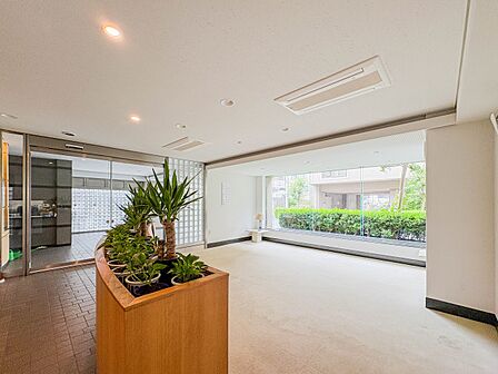 【エントランス】その住居の第一印象となるのがエントランスホールです。訪問されたお客さまをやさしくお迎えします。エントランスホールは、いわば住居の顔です。