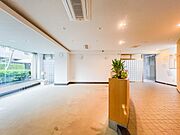 【エントランス】その住居の第一印象となるのがエントランスホールです。訪問されたお客さまをやさしくお迎えします。エントランスホールは、いわば住居の顔です。