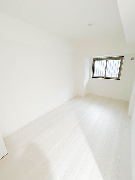 シンプルにデザインされた室内。家具やレイアウトでお好みの空間に。