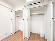 【WIC（ウォークインクローゼット）】  たくさんの洋服をかけてもシワになりにくいウォークインクローゼット。洋服以外にも、普段使わない家電やスーツケース、ストック品など何でも片付く嬉しい空間…