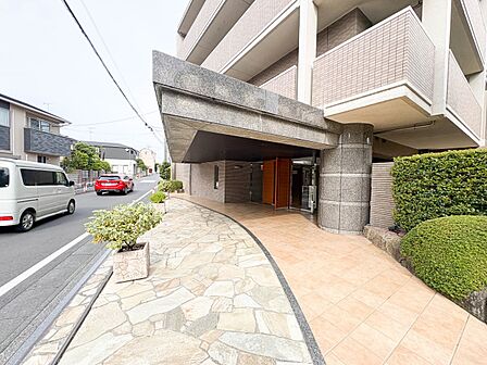【前面道路】少しでも気になるようでしたら、お気軽にお問合せください。※青空はイメージです。