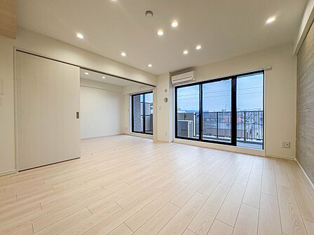 【LDK15.38帖】室内には豊かな陽光が注ぎ込み、爽やかな住空間を演出。
