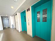 【エレベーター】大型マンションでは、朝の混雑時にスムーズにエレベーターに乗れるかどうかは、貴重な時間を左右する大事なポイント。現地見学時にはぜひチェックしてみてください。