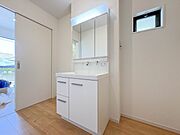 【洗面台】十分な大きさの洗面台は、身だしなみチェックや歯磨きなど、朝の慌ただしい時間でもホテルライクなスペースで余裕とゆとりを感じて頂けます。