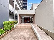 【エントランス】その住居の第一印象となるのがエントランスホールです。訪問されたお客さまをやさしくお迎えします。エントランスホールは、いわば住居の顔です。