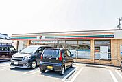 コンビニ 600m セブンイレブンさいたま佐知川店(セブンイレブンは近くて便利を掲げています。近くとは、心の近さ。便利とはモノが期待以上の品質でお客さまに届くこと。セブン銀行など新しいサービ…
