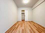 【子供部屋5.4帖】たっぷりの収納も配備、片付いた空間。陽光も明るく開放的な空間が魅力的