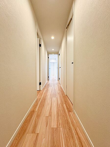 【廊下】玄関からリビングへ向かう廊下です。