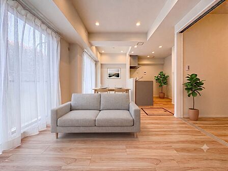 【LDK13.7帖】室内には豊かな陽光が注ぎ込み、爽やかな住空間を演出。