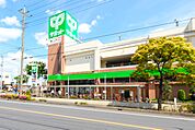スーパー 700m サミット川口赤井店(私たちは、あなたの街のスーパーマーケット、をキーフレーズにしているスーパーチェーンです。食料品と家庭用品で、おいしさ満足、生活満足を毎日応援しています…