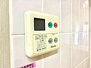 【オートバス】パネルからワンタッチで自動的にお湯張りができる設備。お風呂のお湯がたまったかどうかいちいち浴室へ確認に行かずにすみ、うっかりお湯を溢れさせてしまうこともなくなります。