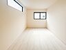 子供部屋：【子供部屋】お子様のお部屋にぴったりなクロークを備えたフローリング仕様の洋室です。
