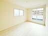 子供部屋：【子供部屋】お子様のお部屋にぴったりなクロークを備えたフローリング仕様の洋室です。