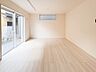 室内：【リビングダイニング】シンプルなデザインの家は風情がある。住む人のこだわりを感じる。外観も内装もいたってシンプル。居心地がよく、家事や趣味、子育てなどにも集中できる。家も人間も熟成するほどシ…