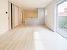 室内：【リビングダイニング】シンプルなデザインの家は風情がある。住む人のこだわりを感じる。外観も内装もいたってシンプル。居心地がよく、家事や趣味、子育てなどにも集中できる。家も人間も熟成するほどシ…