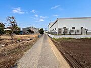 【前面道路】車の通行が少ないので、静かな住環境を維持することができます。※青空はイメージです。