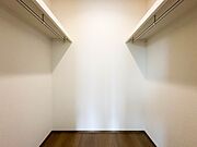 B号棟【WIC（ウォークインクローゼット）】  たくさんの洋服をかけてもシワになりにくいウォークインクローゼット。洋服以外にも、普段使わない家電やスーツケース、ストック品など何でも片付く嬉し…