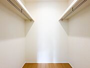 C号棟【WIC（ウォークインクローゼット）】  たくさんの洋服をかけてもシワになりにくいウォークインクローゼット。洋服以外にも、普段使わない家電やスーツケース、ストック品など何でも片付く嬉し…