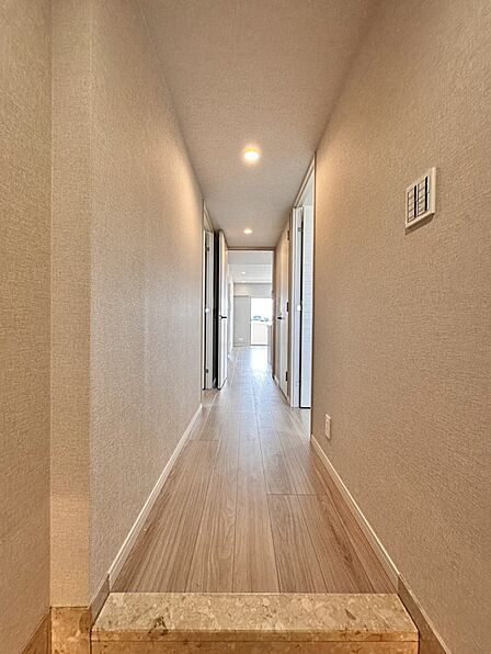 【玄関】居住者の帰りを優しく迎える・安らぎに満ちた生活空間を予感させる。