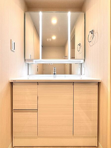 【洗面台】十分な大きさの洗面台は、身だしなみチェックや歯磨きなど、朝の慌ただしい時間でもホテルライクなスペースで余裕とゆとりを感じて頂けます。