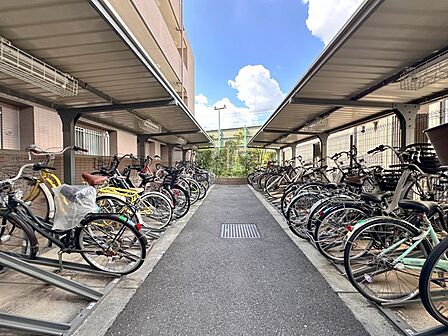 【駐輪場】屋根付の敷地内駐輪場。