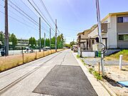 【前面道路、私道6m】家の前をまっすぐの通りが走っている。クルマは少なく、人々は毎朝、ウォーキング、ジョギング、犬の散歩など、フリーな朝時間を過ごしている。