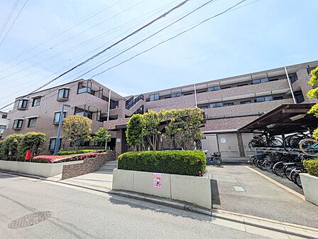 【外観】堂々たる趣ながら、主張し過ぎずどこか余裕を感じさせるシャープなフォルムで佇む邸宅は、晴天の空と照らし合わせる事で、本来あるべき完成形の姿を見せてくれます。